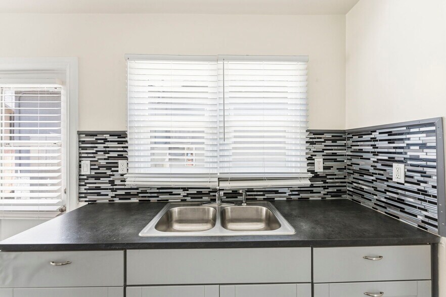 More Photos Of 1047 W 7th St, San Pedro Multifamily For Sale