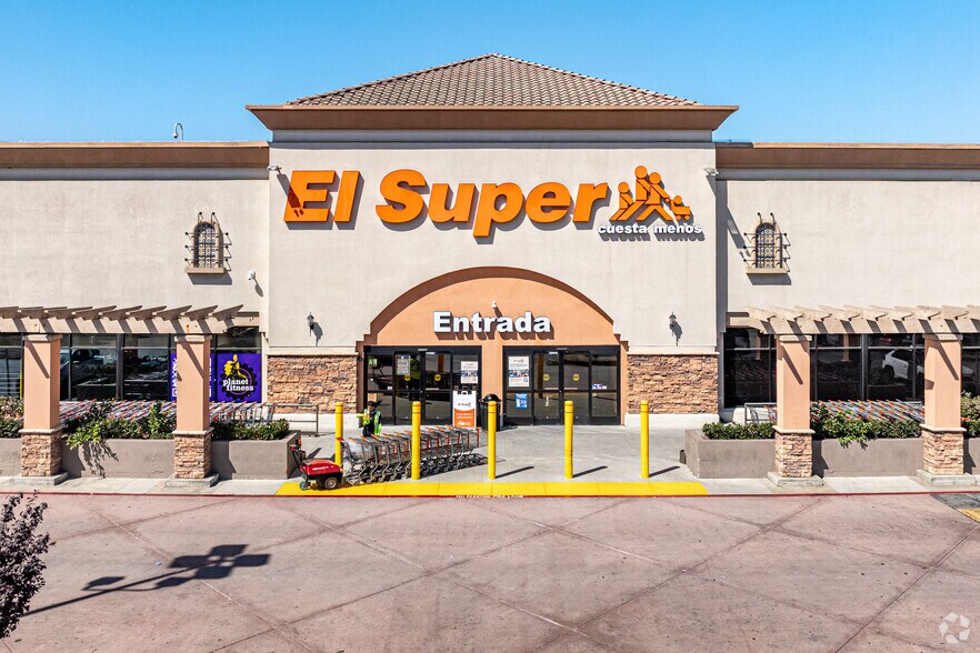More Photos Of 14525 Lakewood Blvd, Paramount Storefront Retail Office For Sale