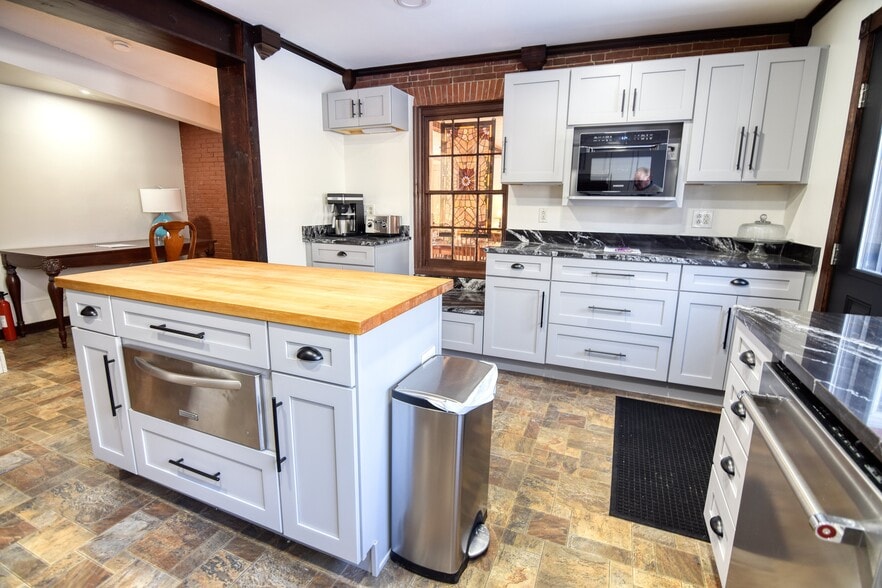 More Photos Of 27 Route 25, Plymouth Hospitality For Sale