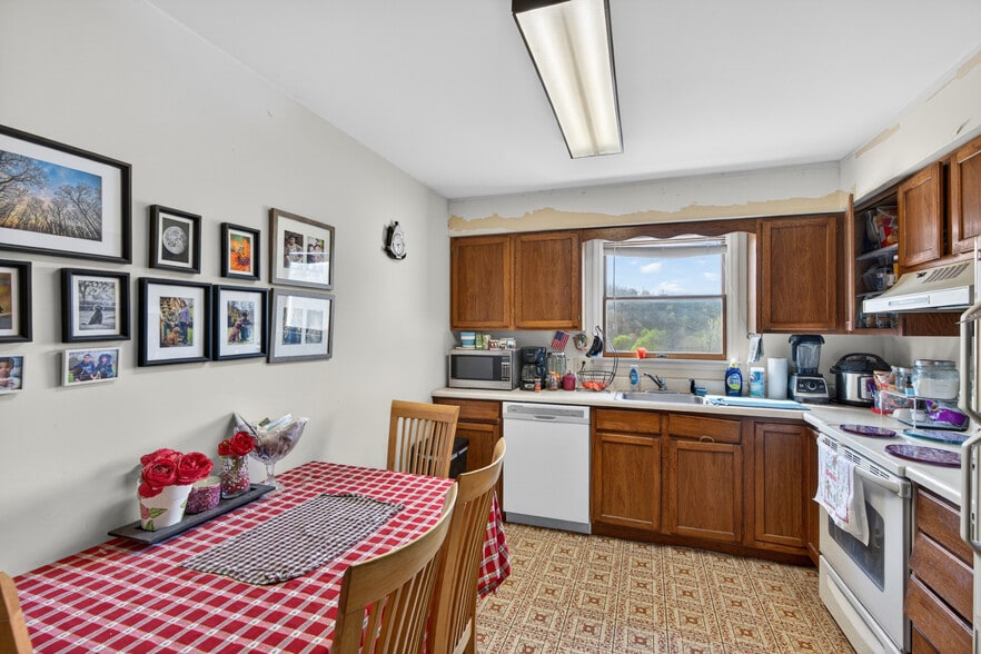 More Photos Of 5585 MacArthur Rd, Whitehall Showroom For Sale
