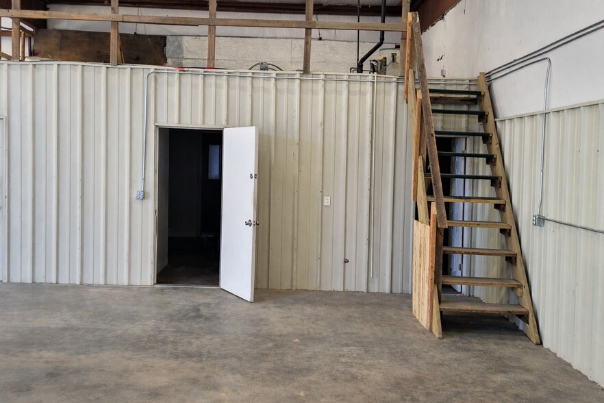 More Photos Of 64 Imperial Dr, Evanston Warehouse For Lease