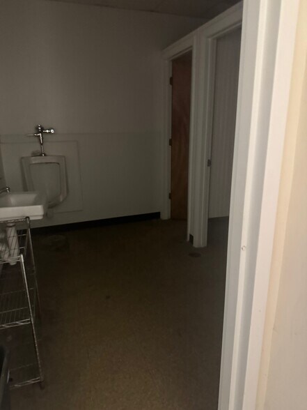 More Photos Of 8 Van Tassell Ct, Norwalk Flex For Lease