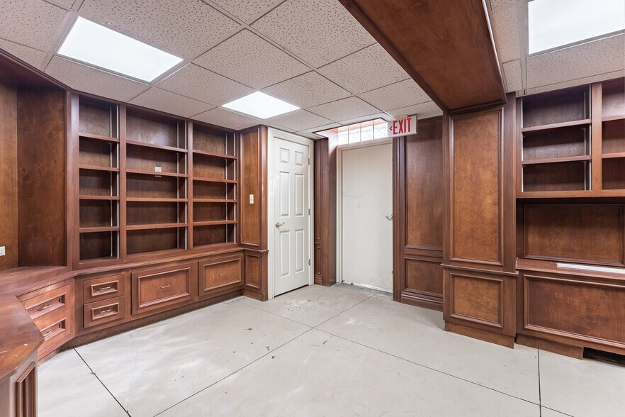 More Photos Of 324 N College Ave, Fayetteville Office For Sale