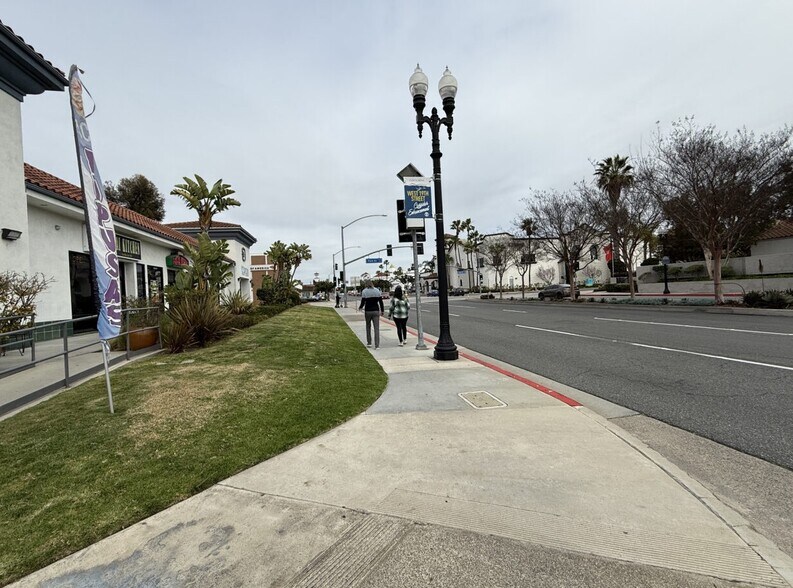 More Photos Of 560 W 19th St, Costa Mesa Unknown For Lease