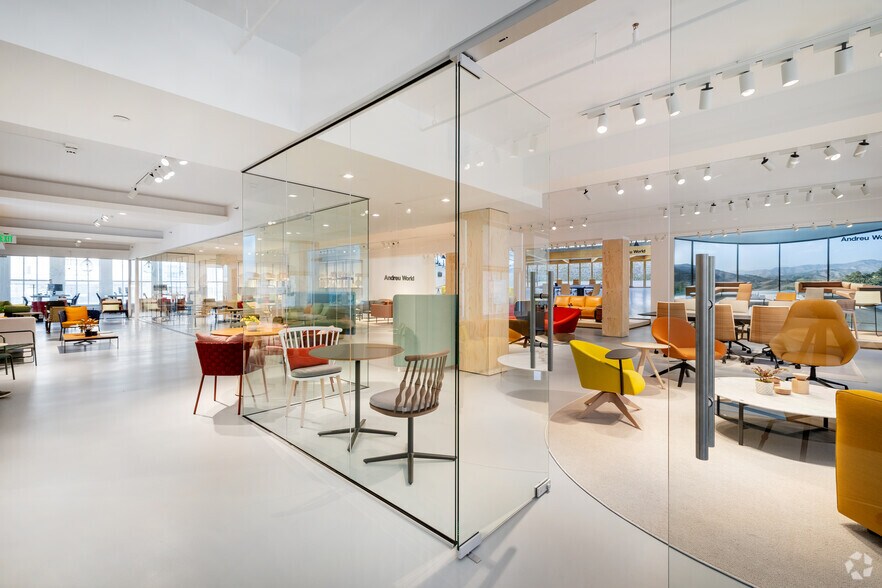 More Photos Of 521-527 W 7th St, Los Angeles Coworking Space