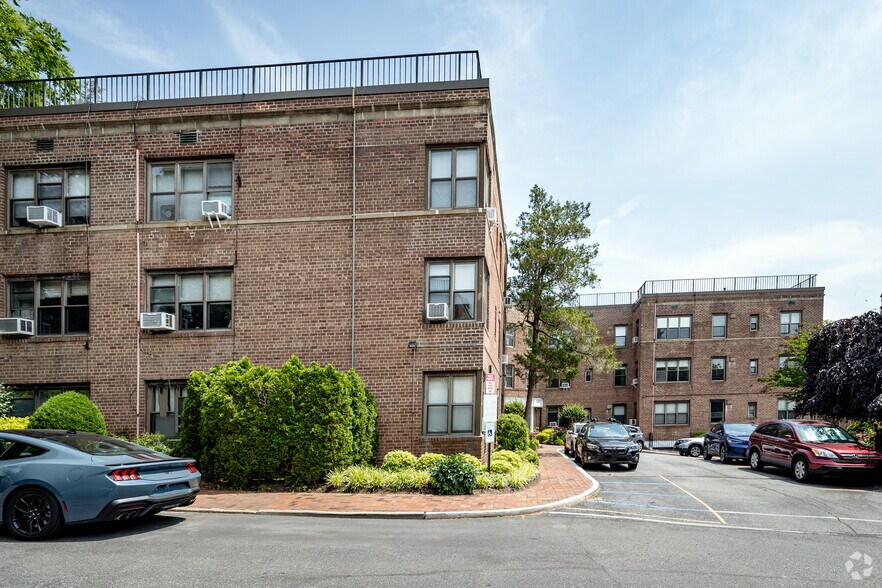 More Photos Of 49-81 Cuttermill Rd, Great Neck Apartments For Sale