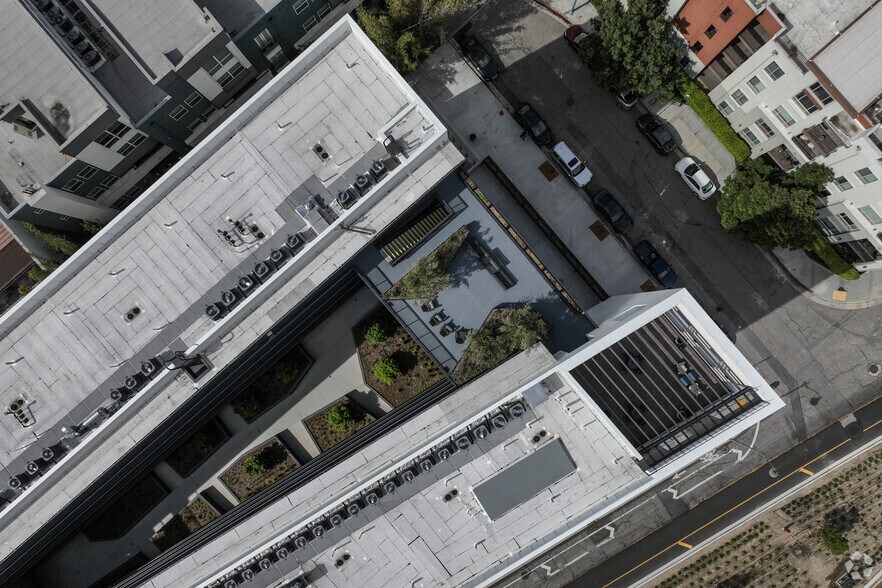 More Photos Of 107 S Hewitt St, Los Angeles Apartments For Lease