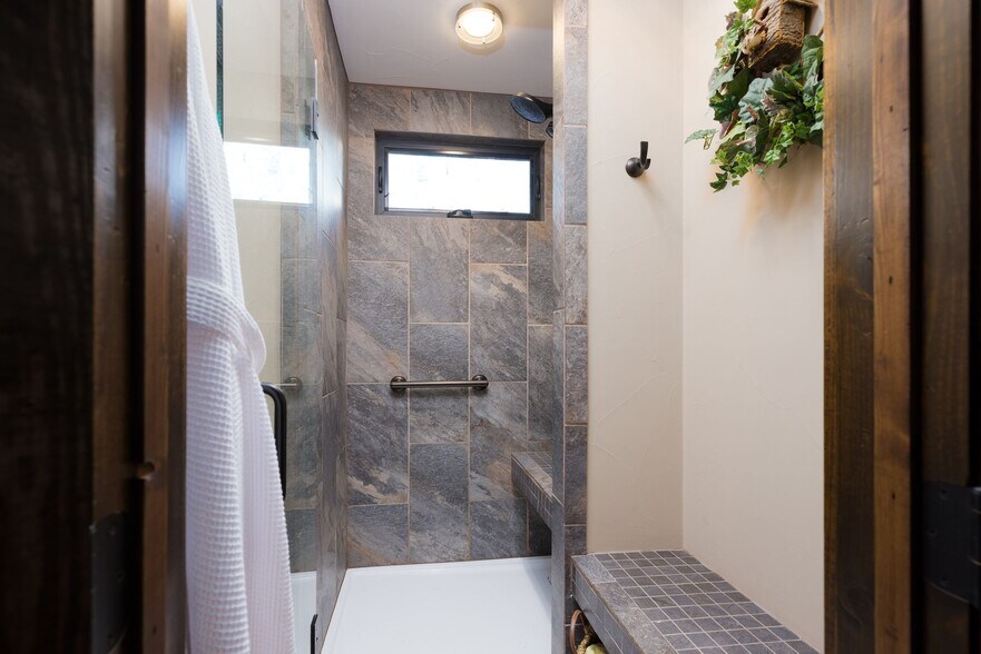 More Photos Of 504 Tivy St, Kerrville Flex For Sale