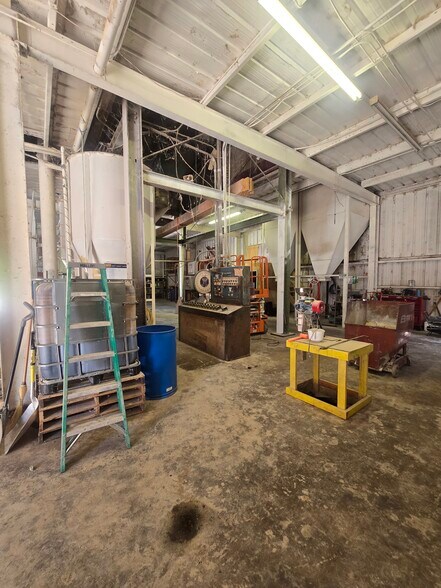 More Photos Of 10199 S Wayne Rd, Warren Showroom For Sale