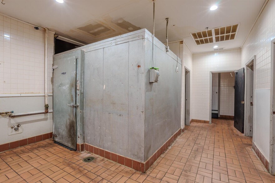 More Photos Of 4840 Hatch Blvd, Muscle Shoals Restaurant For Sale