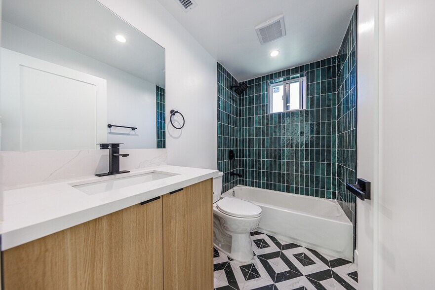 More Photos Of 2938 S Sycamore Ave, Los Angeles Apartments For Sale
