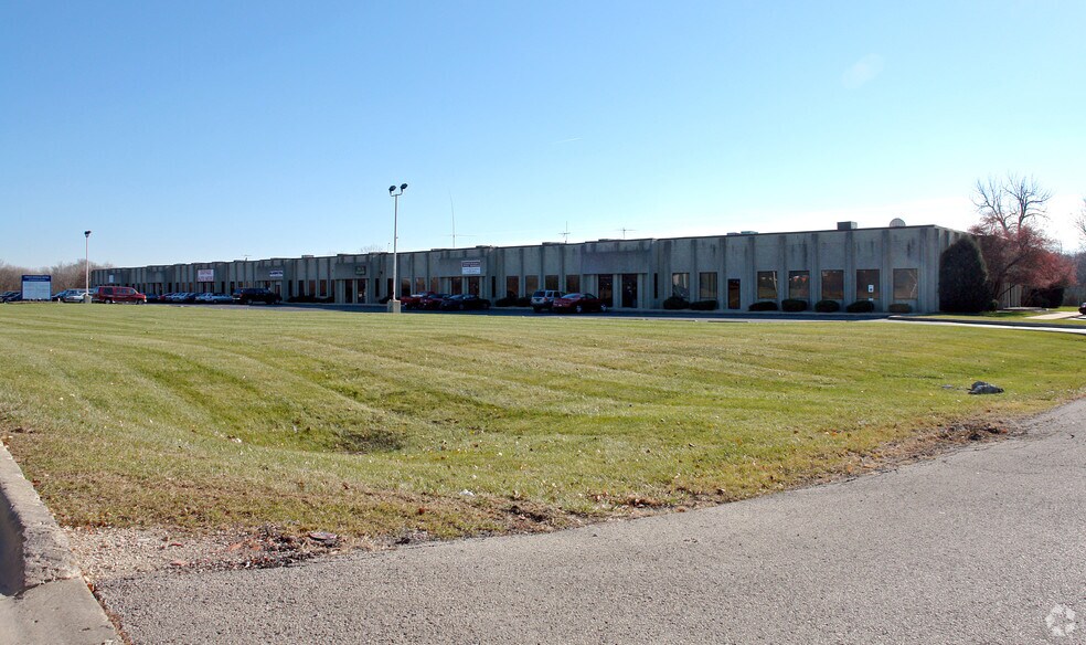 More Photos Of 850 Meadowview Crossing, West Chicago Showroom For Lease