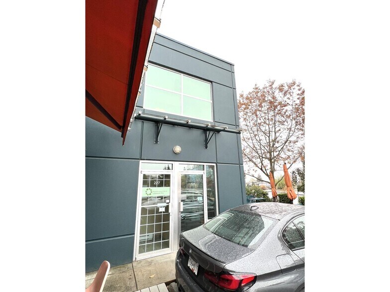 More Photos Of 998 Harbourside Dr, North Vancouver Showroom For Sale