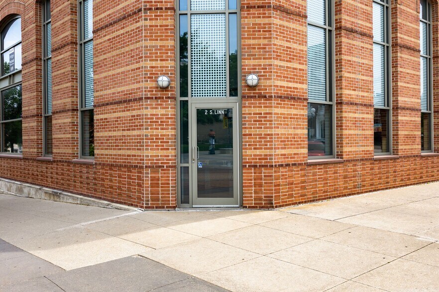 More Photos Of 2-4 S Linn St, Iowa City Office For Lease