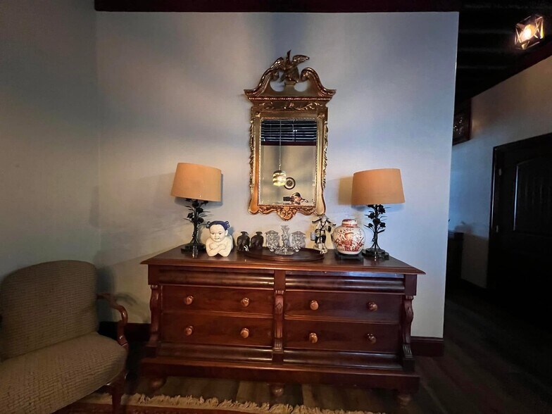 More Photos Of 119 E 5th St, Bonham Restaurant For Sale