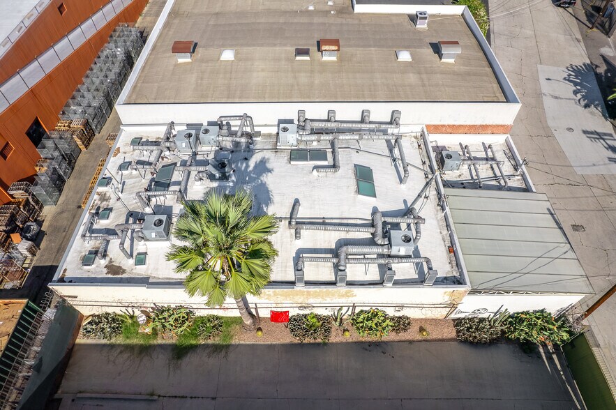 More Photos Of 1329 E 3rd St, Los Angeles Showroom For Sale