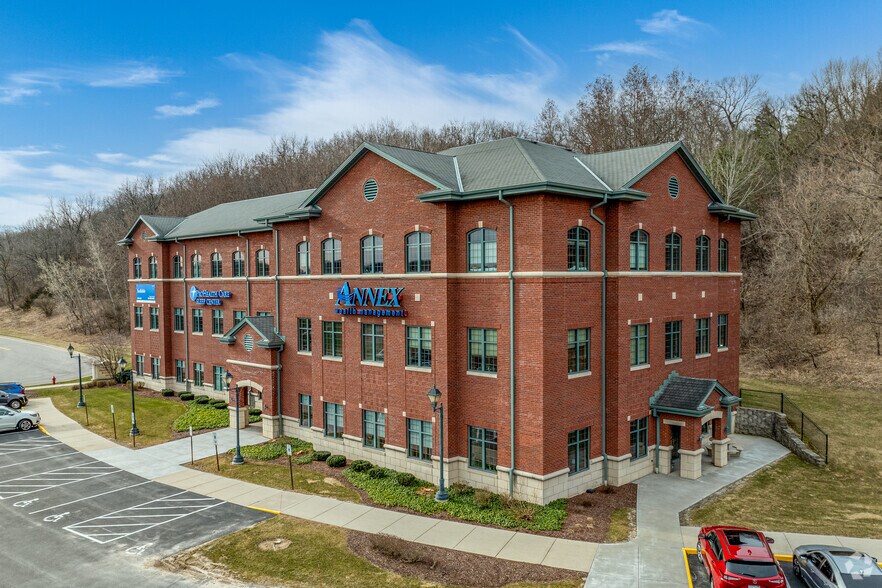 More Photos Of 2301 Sun Valley Dr, Delafield Office For Lease