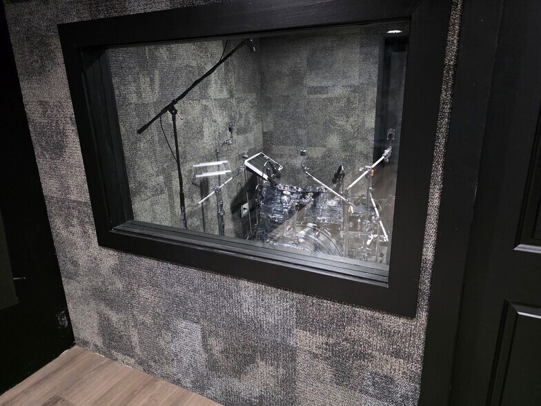 More Photos Of 8200 Westglen Dr, Houston Movie Radio TVStudio For Lease