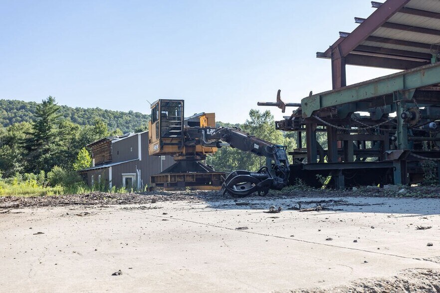 More Photos Of 398 Main St, Roulette Warehouse For Sale