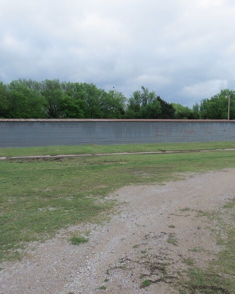 More Photos Of 3336 S Commerce St, Ardmore Self Storage For Sale