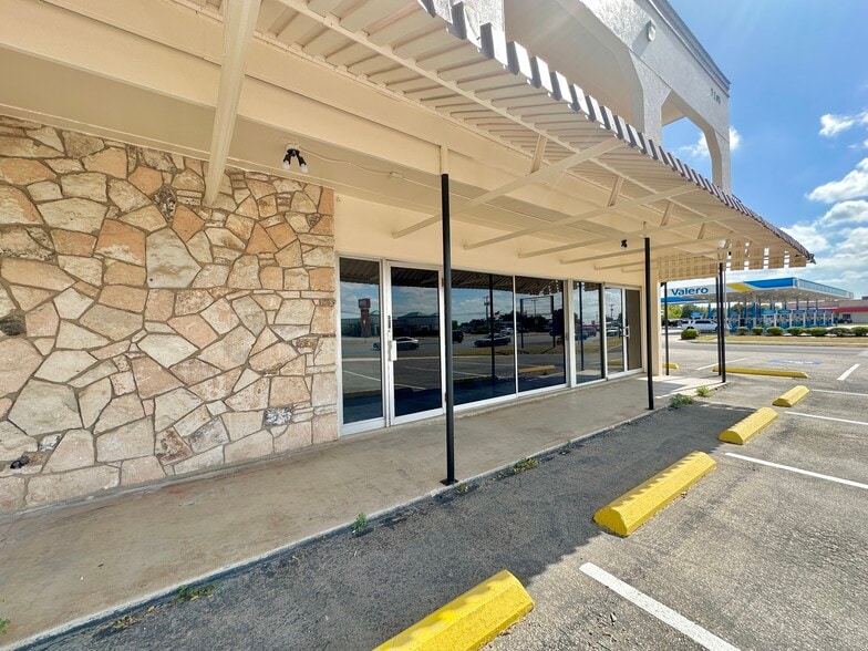 More Photos Of 7205 Bandera Rd, San Antonio Unknown For Lease