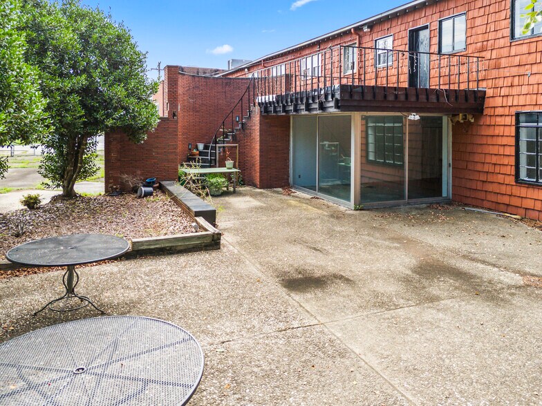 More Photos Of 1690 W English Rd, High Point Showroom For Sale