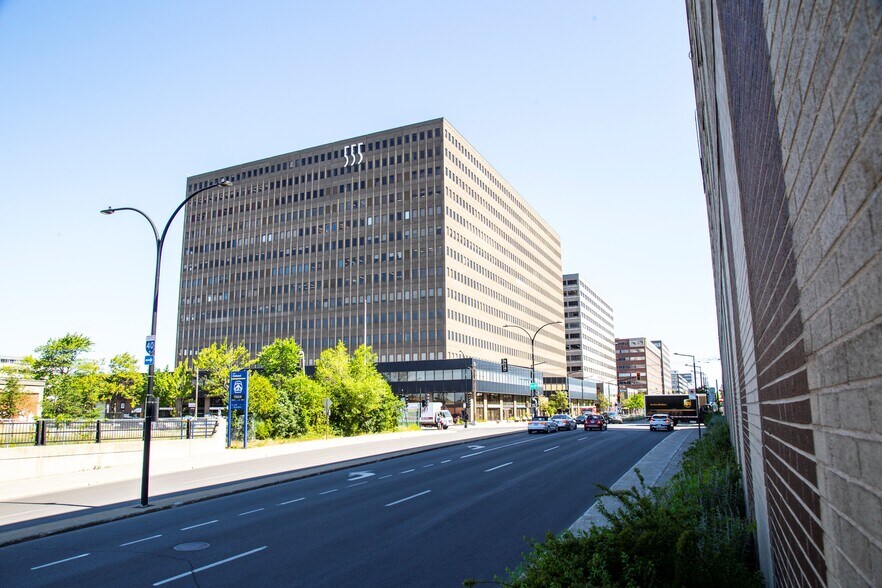 More Photos Of 555 Rue Chabanel O, Montréal Office For Sale