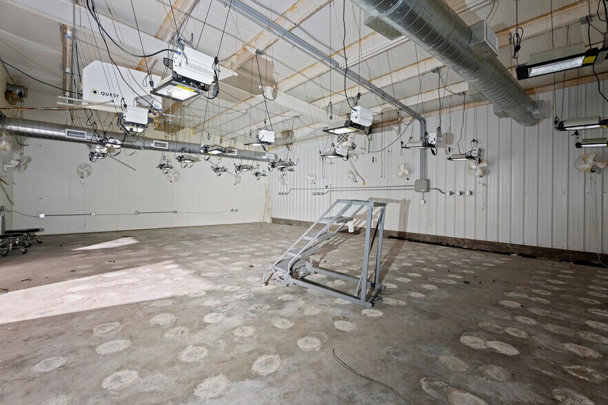 More Photos Of 57530 E Highway 59, Fairland Manufacturing For Sale