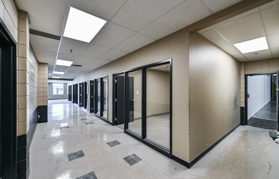 More Photos Of 4500 Rue Cousens, Montréal Distribution For Lease