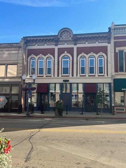Primary Photo Of 418-420 E State St, Rockford Storefront For Lease