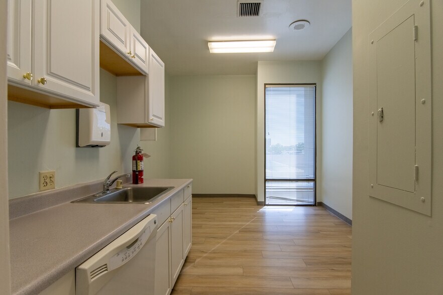 More Photos Of 5405 Stockdale Hwy, Bakersfield Office For Lease