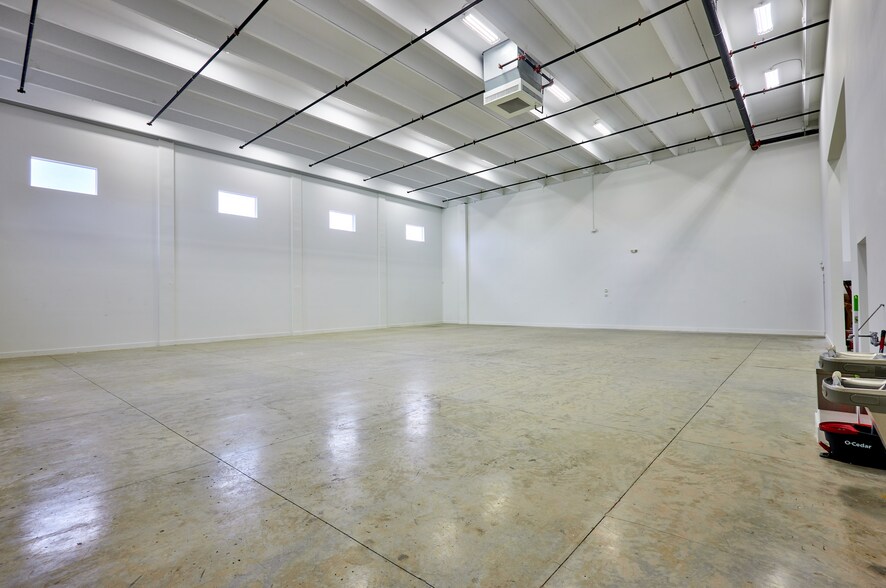 More Photos Of 300-320 NE 60th St, Miami Warehouse For Lease