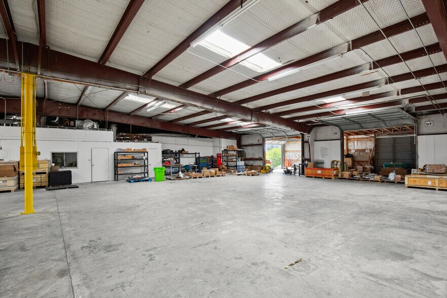 More Photos Of 9300 Brown Ln, Austin Warehouse For Lease