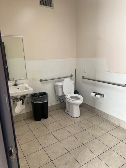 More Photos Of 4442 York Blvd, Los Angeles Auto Dealership For Lease