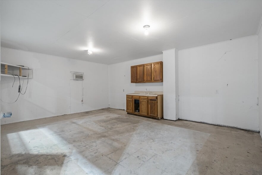 More Photos Of 9474 US-175, Kemp Flex For Sale