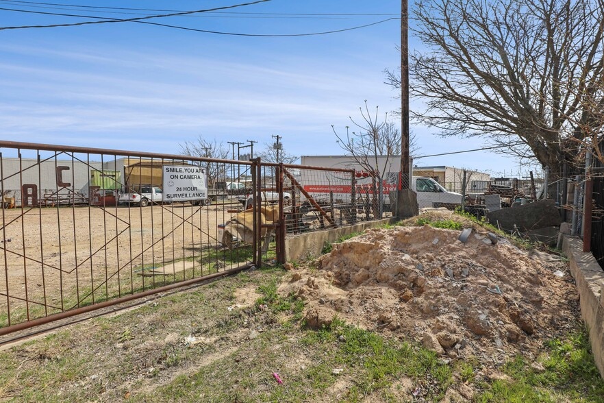 More Photos Of 3616-3618 Dividend Dr, Garland Manufacturing For Sale