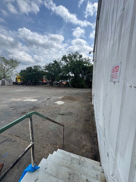 More Photos Of 11435 Rocket Blvd, Orlando Warehouse For Lease