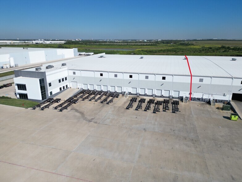 More Photos Of 6101 Grand Pky S, Baytown Distribution For Lease