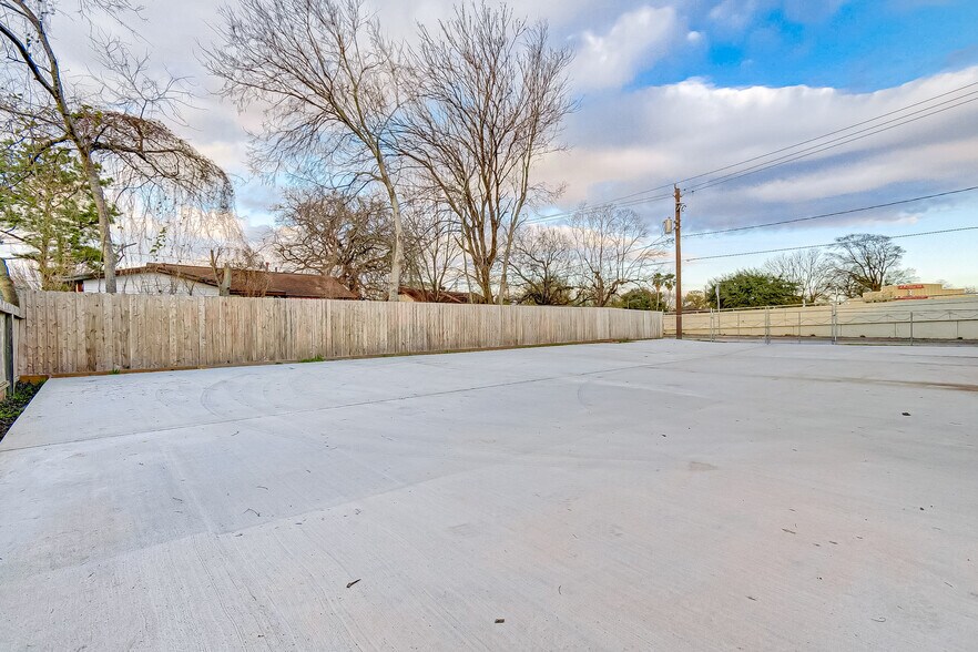 More Photos Of 1110 Central St, Houston Warehouse For Lease