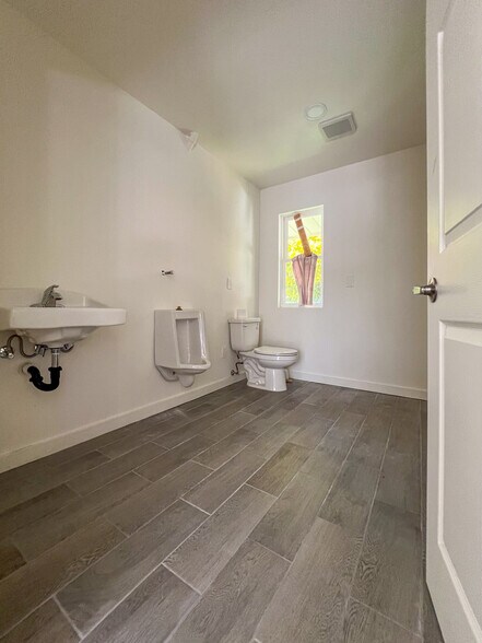 More Photos Of 2443 Prince Edward St, Honolulu Restaurant For Lease