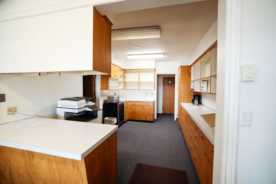 More Photos Of 47 E 4th Ave, Afton Flex For Sale