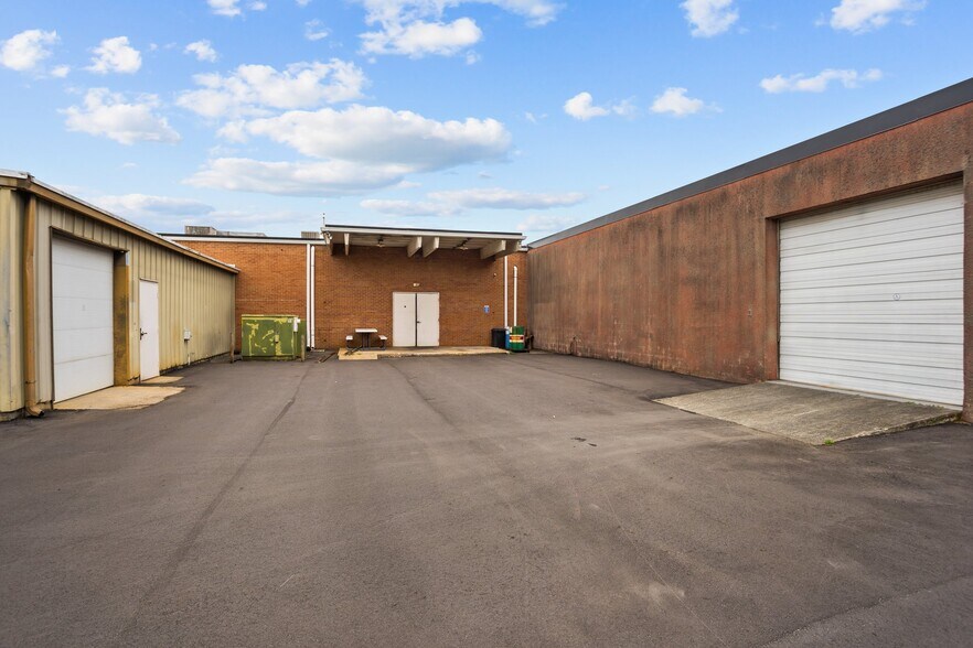 More Photos Of 157 Industrial Dr, King Warehouse For Lease