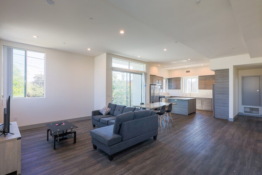 More Photos Of 1208 W 25th St, Los Angeles Multifamily For Sale