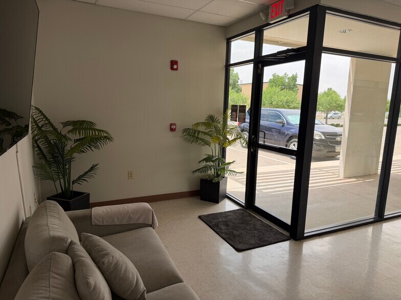More Photos Of 445 Pan American Dr, El Paso Warehouse For Lease