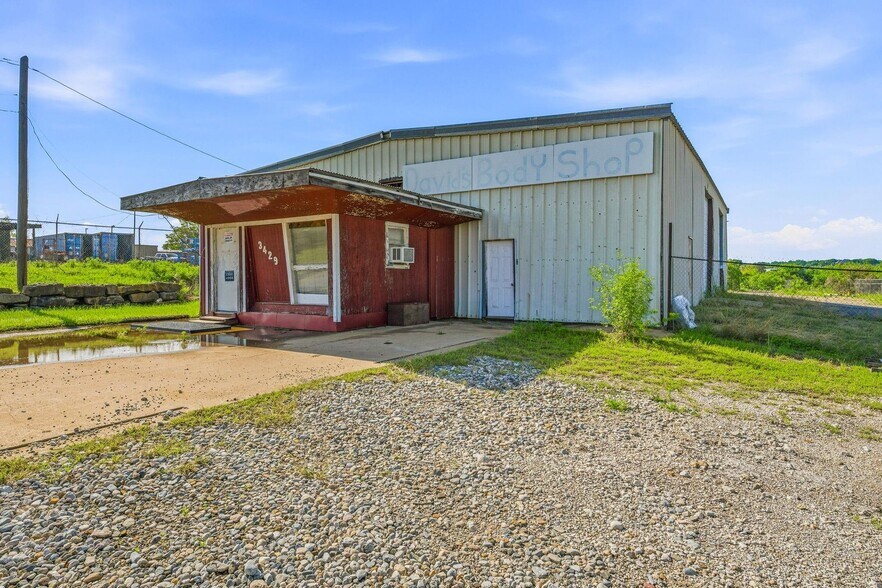 More Photos Of 3429 W Walker St, Breckenridge Warehouse For Sale