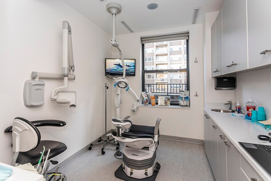 More Photos Of 121 E 60th St, New York Medical For Sale