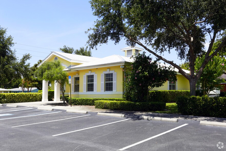 More Photos Of 2555 Pinellas Point Dr S, Saint Petersburg Veterinarian Kennel For Lease