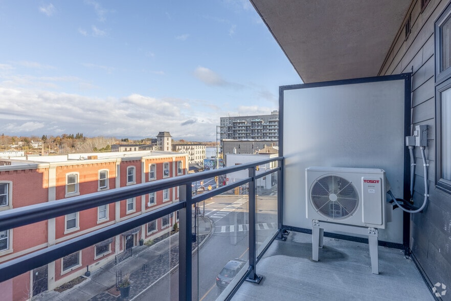 More Photos Of 16 Queen St W, Cambridge Apartments For Lease