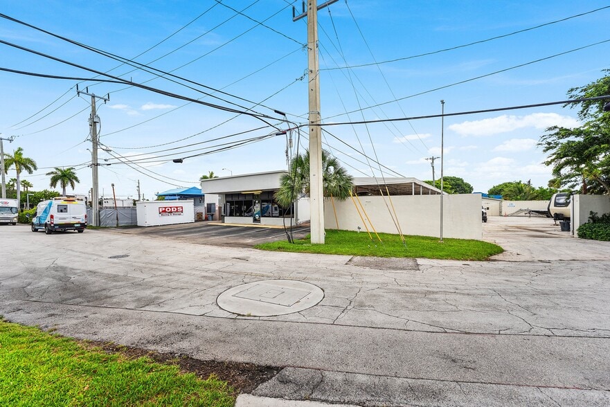 More Photos Of 1941 NE 34th Ct, Lighthouse Point Freestanding For Sale