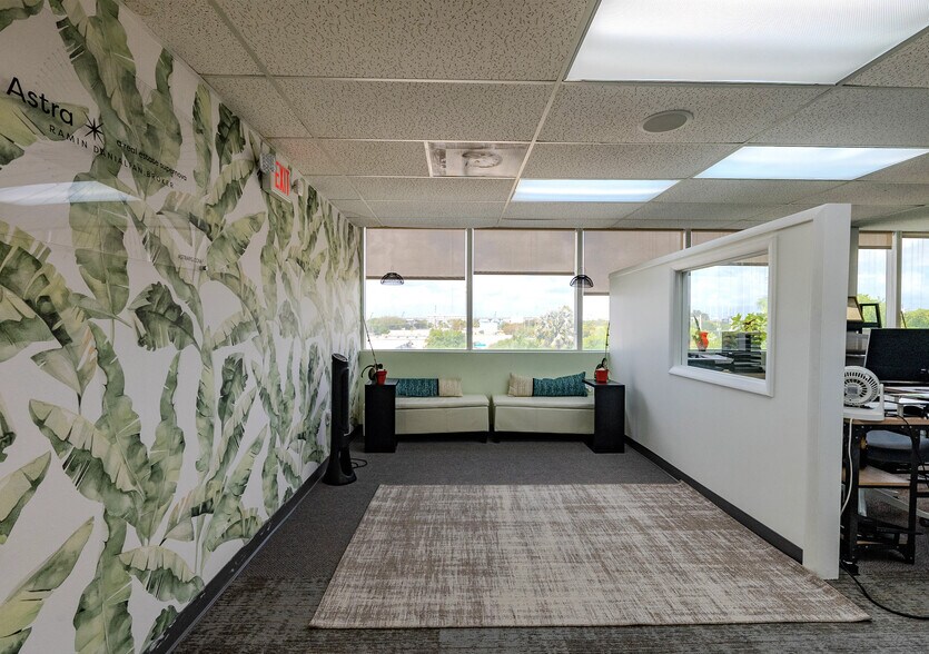 More Photos Of 152 Ne 167th St, Miami Office For Sale